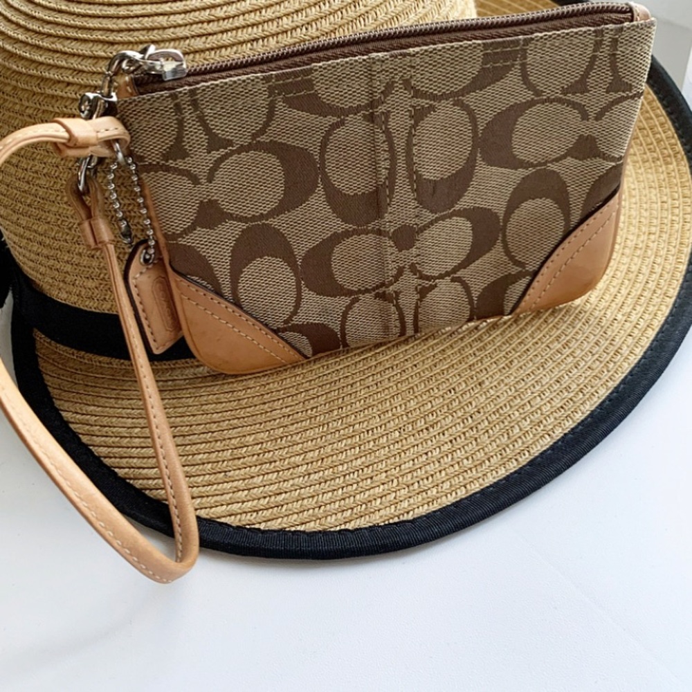 Signature “C” Coach Wristlet 🤩 - Picture 3 of 6